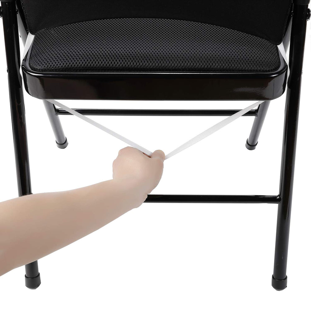 Peomeise chaises habillées lors d’un banquet créant ambiance élégante