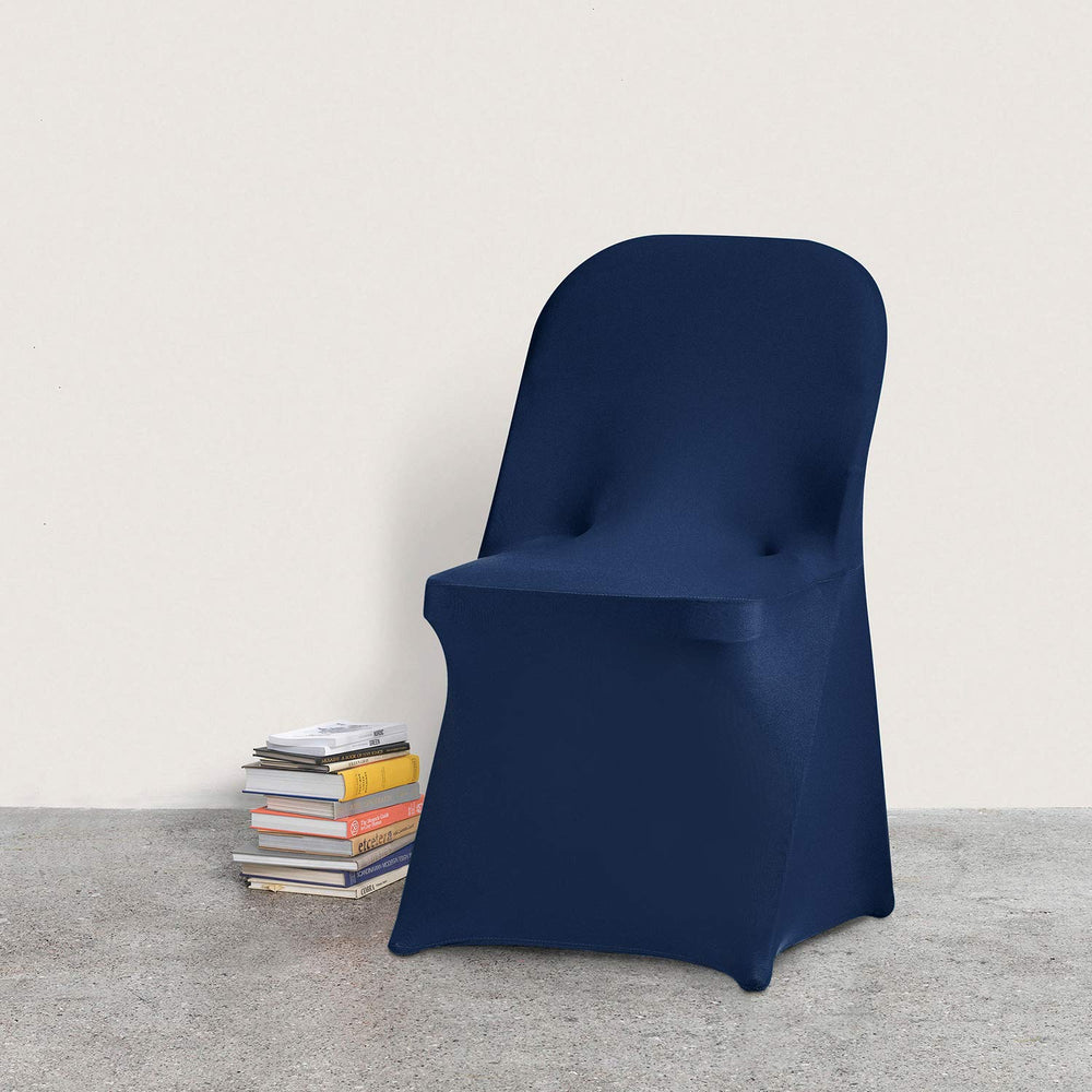 Peomeise chaise décorée pour mariage, couleur navy valorisant la décoration
