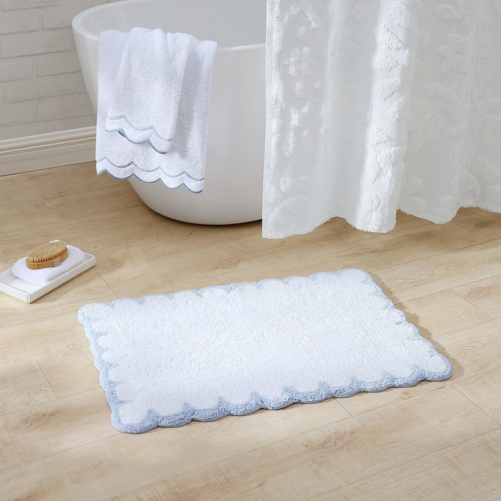 Peri Home détail de l'ourlet brodé soulignant durabilité et élégance du bord festonné