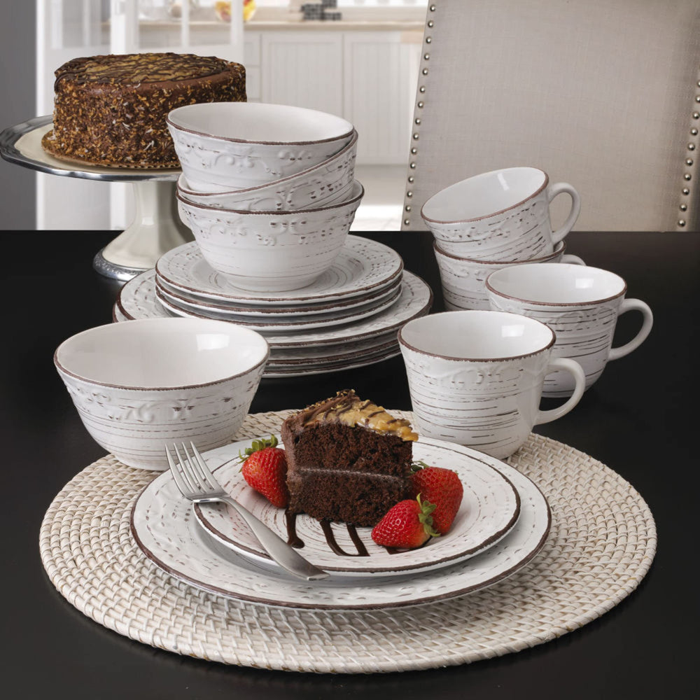 Pfaltzgraff assiette tenue à la main pour comparer taille et proportions pratiques