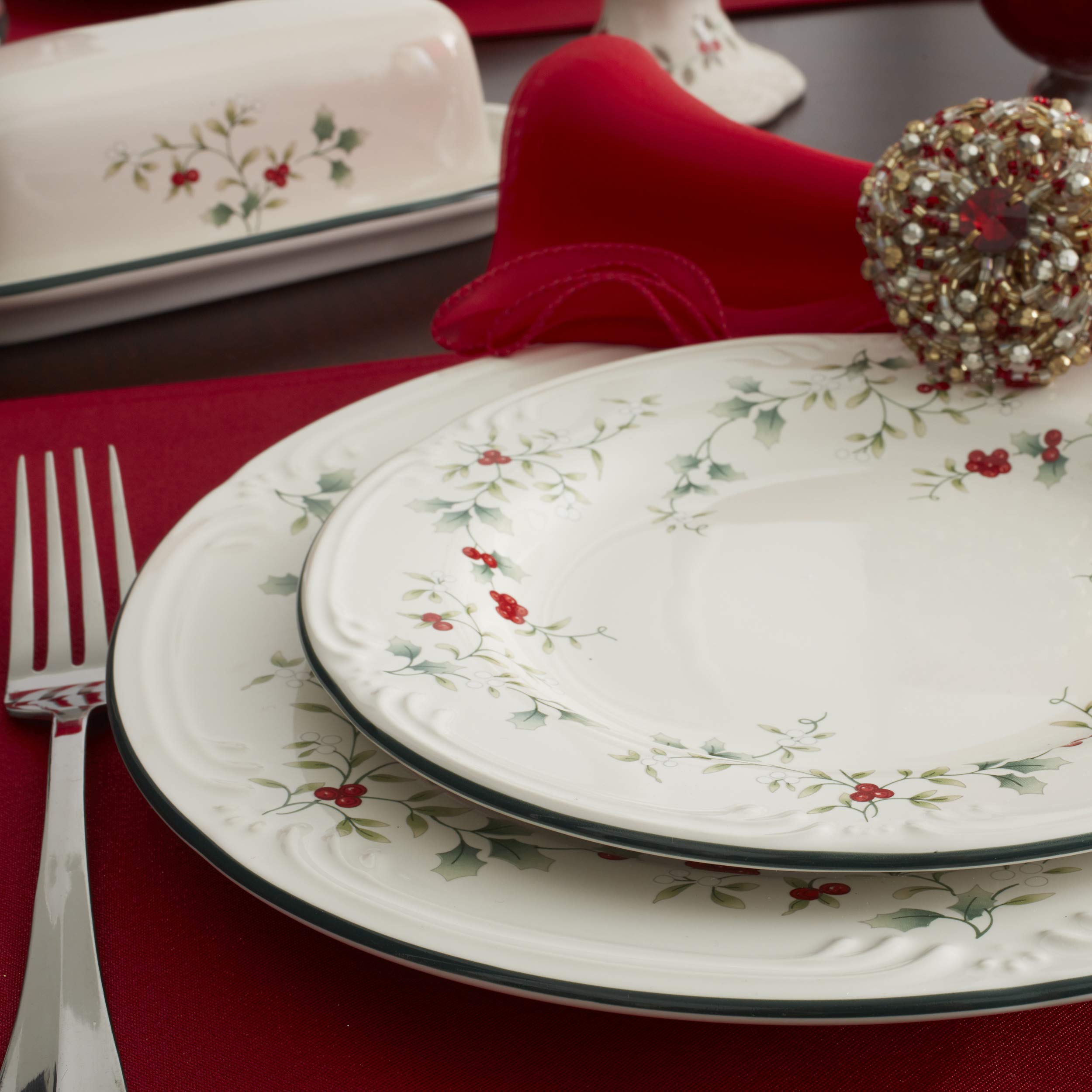 Pfaltzgraff ensemble posé sur table, service pour quatre prêt à recevoir invités