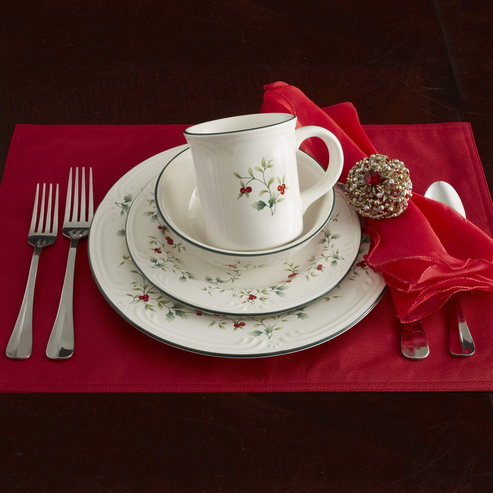 Pfaltzgraff mug en main illustrant prise confortable et usage quotidien pratique