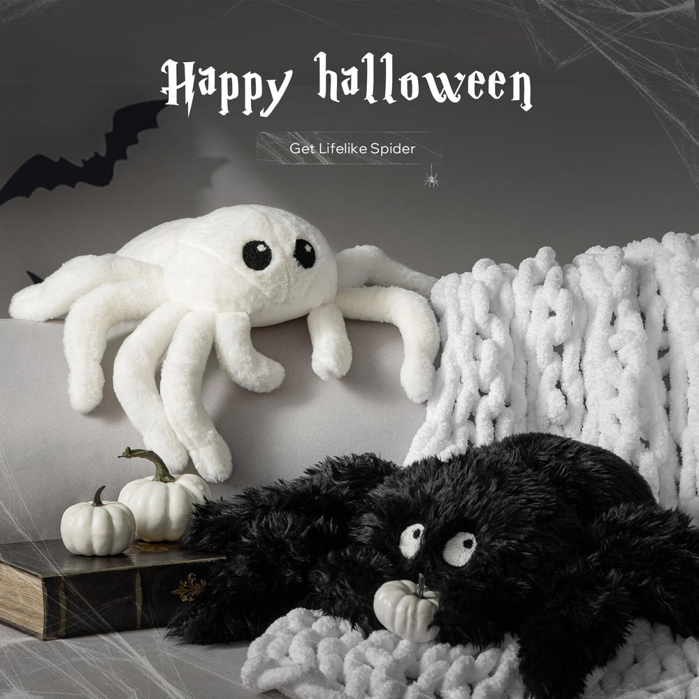 Phantoscope coussin araignée posé sur un canapé, ajoute une touche festive