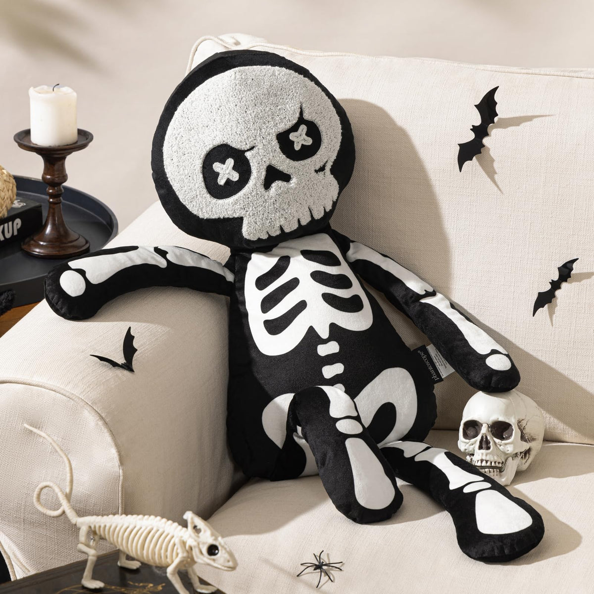 Phantoscope coussin squelette face affichant un look décoratif accueillant