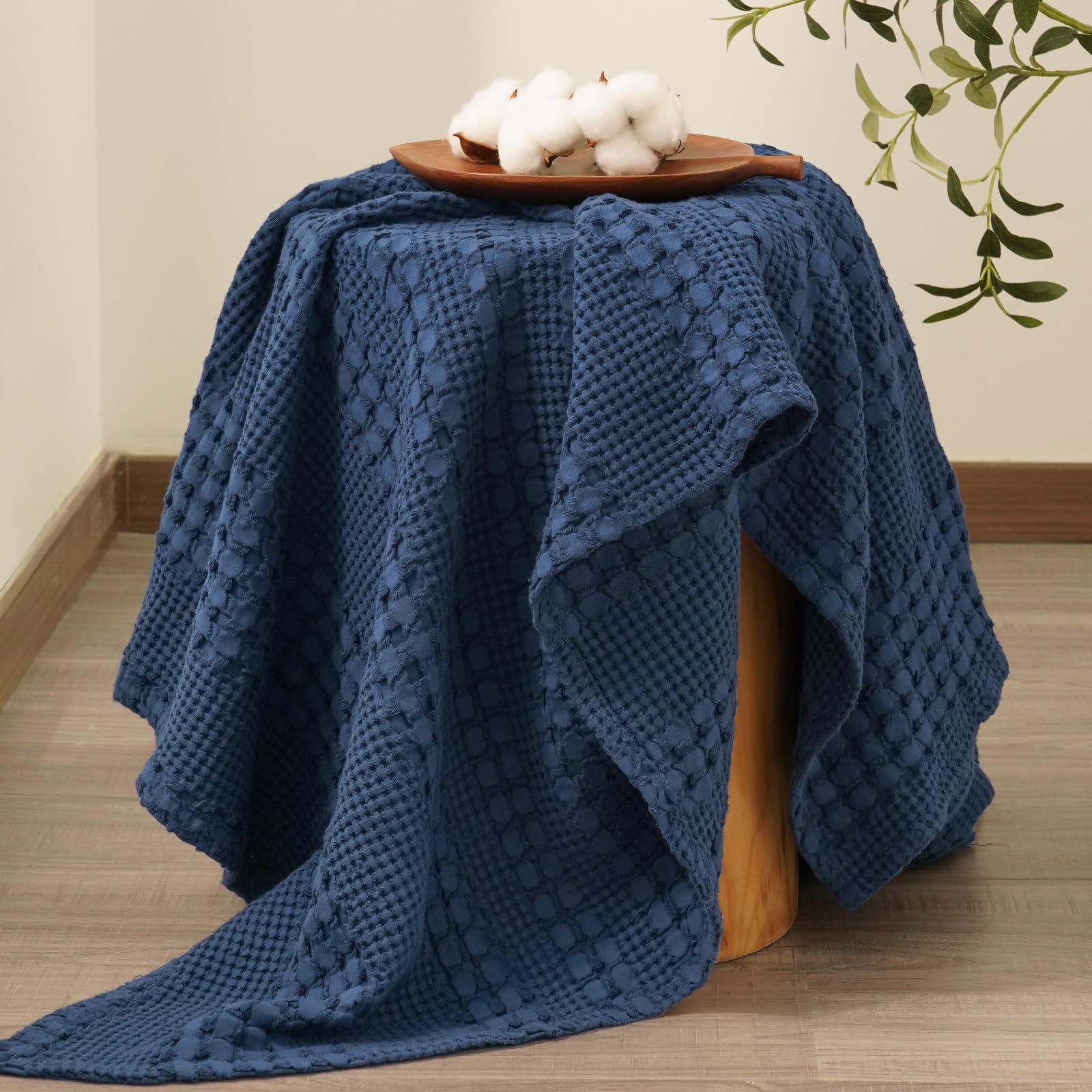 PHF plaid sur lit décoré montrant polyvalence et style