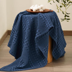 PHF plaid sur lit décoré montrant polyvalence et style