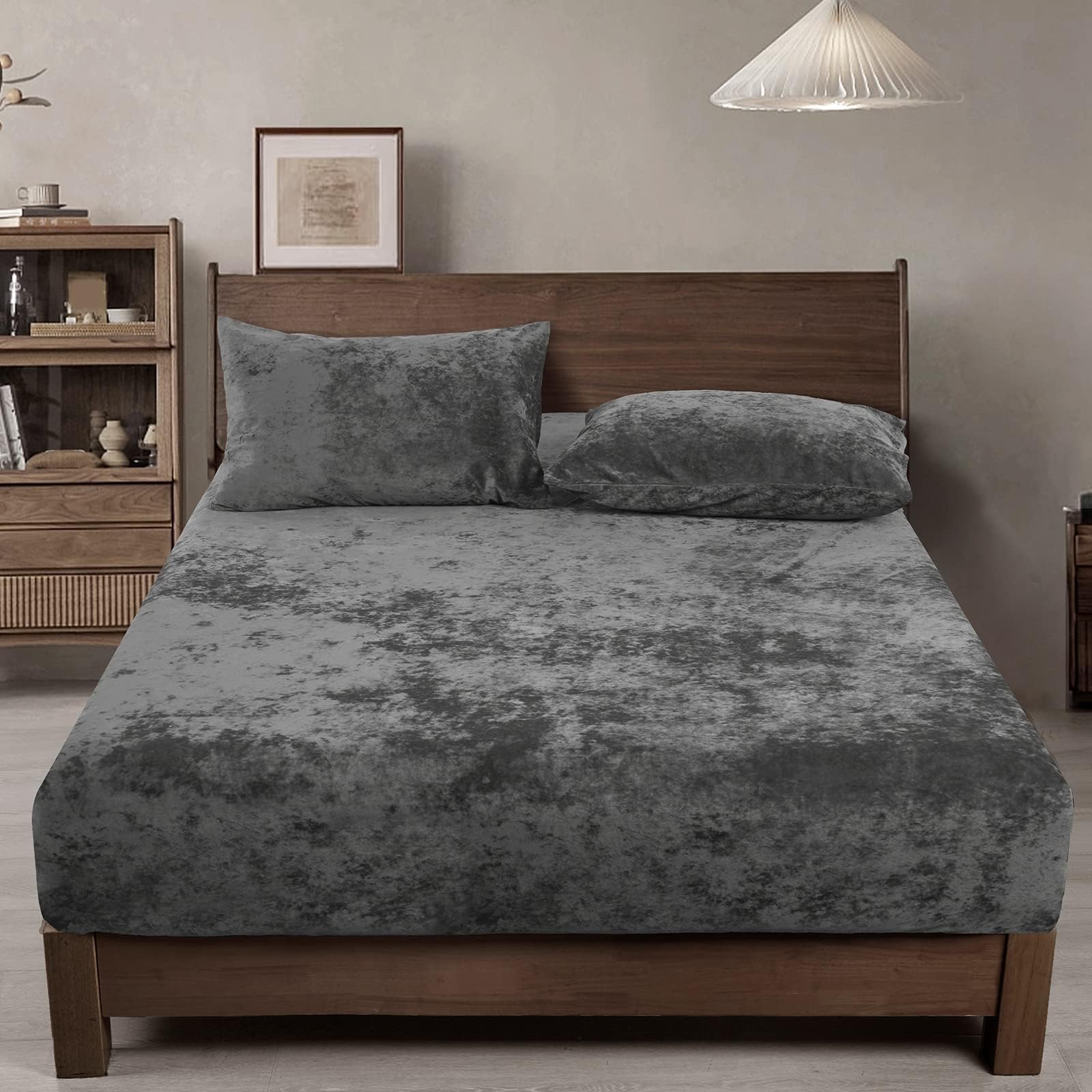PHF Truly Velvet face avant sur lit king montrant douceur et style