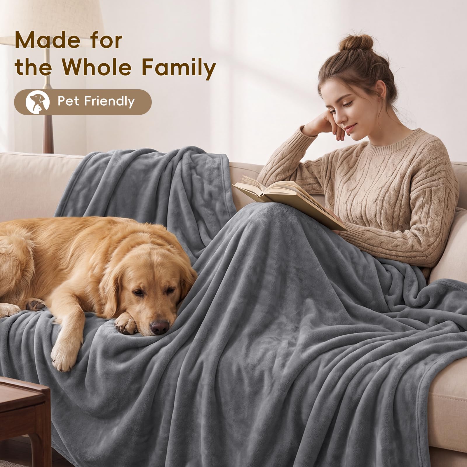 PHF famille sur canapé utilisant la couverture pour soirées confortables