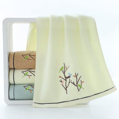 Pidada gros plan broderie oiseau et arbre, motif décoratif durable