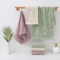 Pidada motif feuille gros plan révélant le tissage coton absorbant