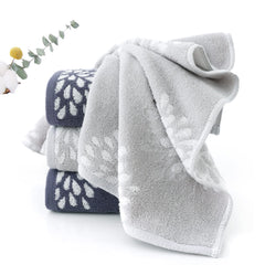 Pidada serviette accrochée dans salle de bain, touche décorative et usage quotidien