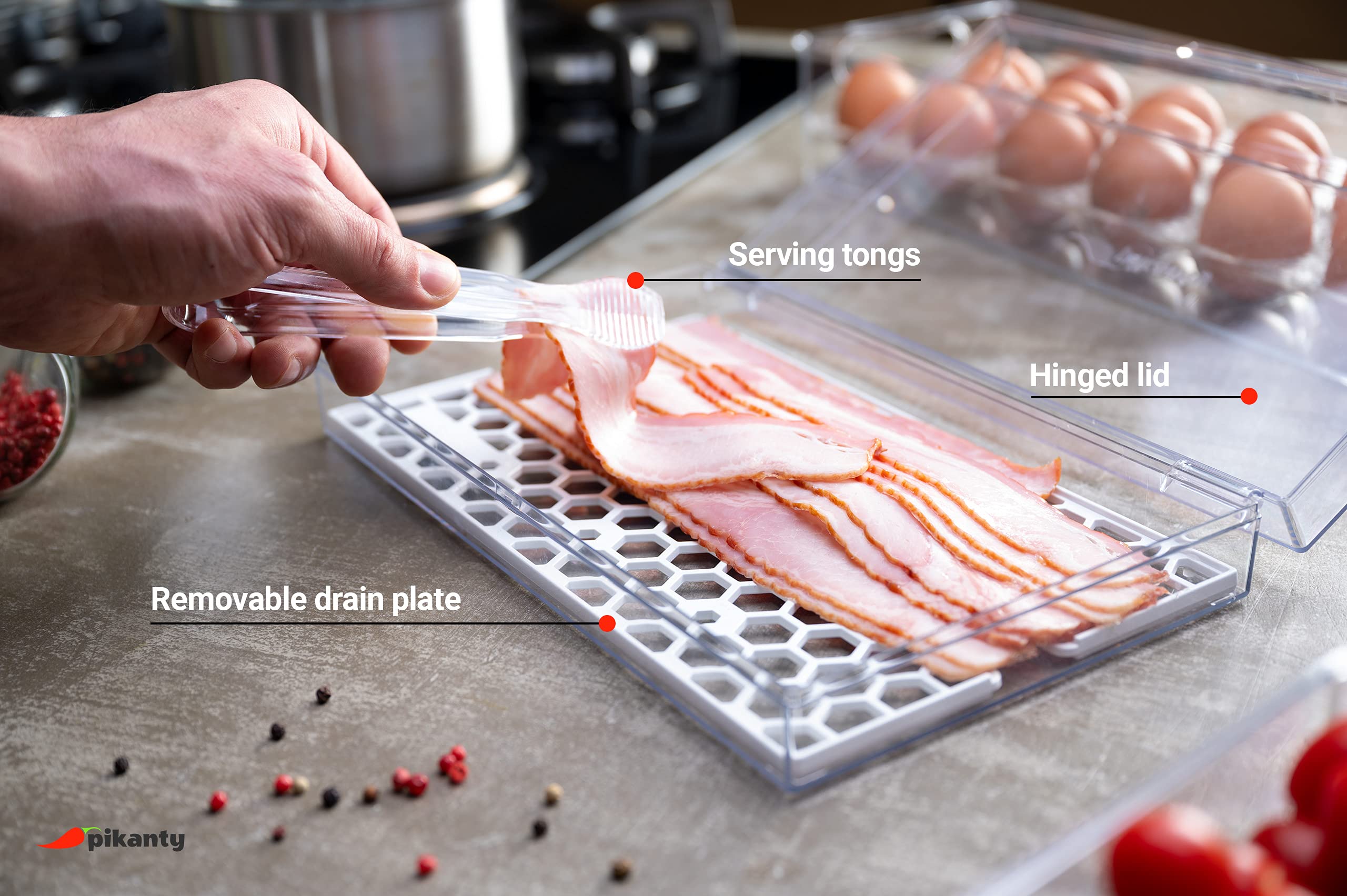 Pikanty bacon à l’intérieur sur bac relevé garde tranches séparées et sèches
