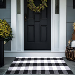 PIXFAIRY vue avant du tapis buffalo plaid noir blanc, contraste net et accueil chaleureux