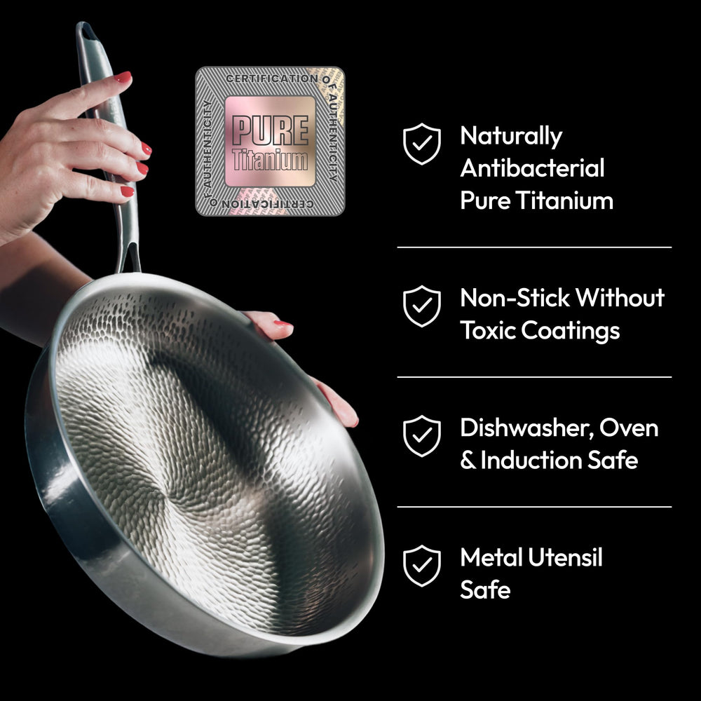 Plateful détail surface martelée titane indiquant résistance aux rayures