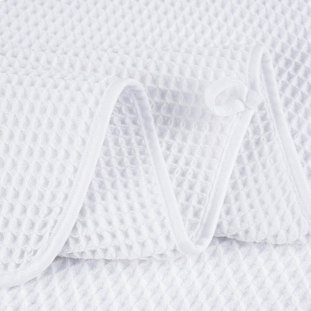 POLYTE serviette utilisée après la douche pour séchage efficace