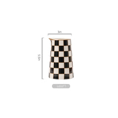 Porlien vases sur table basse ajoutant chic graphique à la pièce