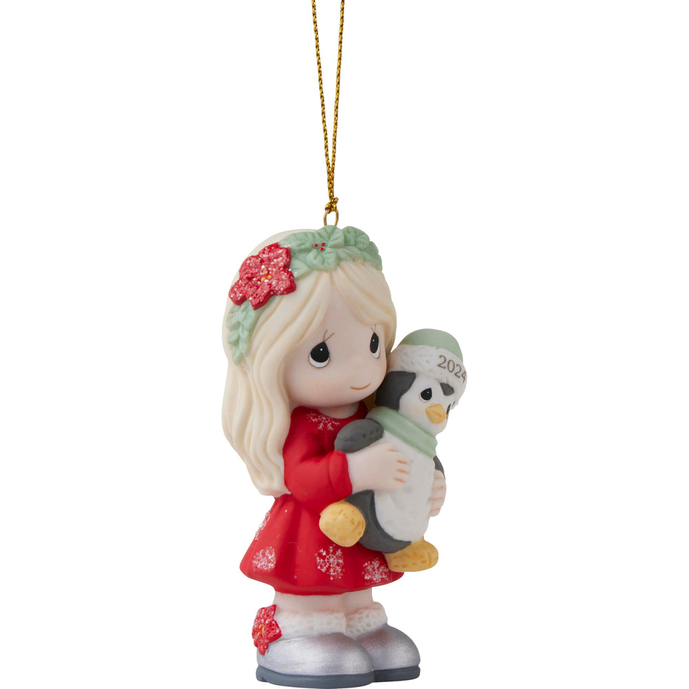 Precious Moments ornement sur sapin illustrant intégration décorative chaleureuse