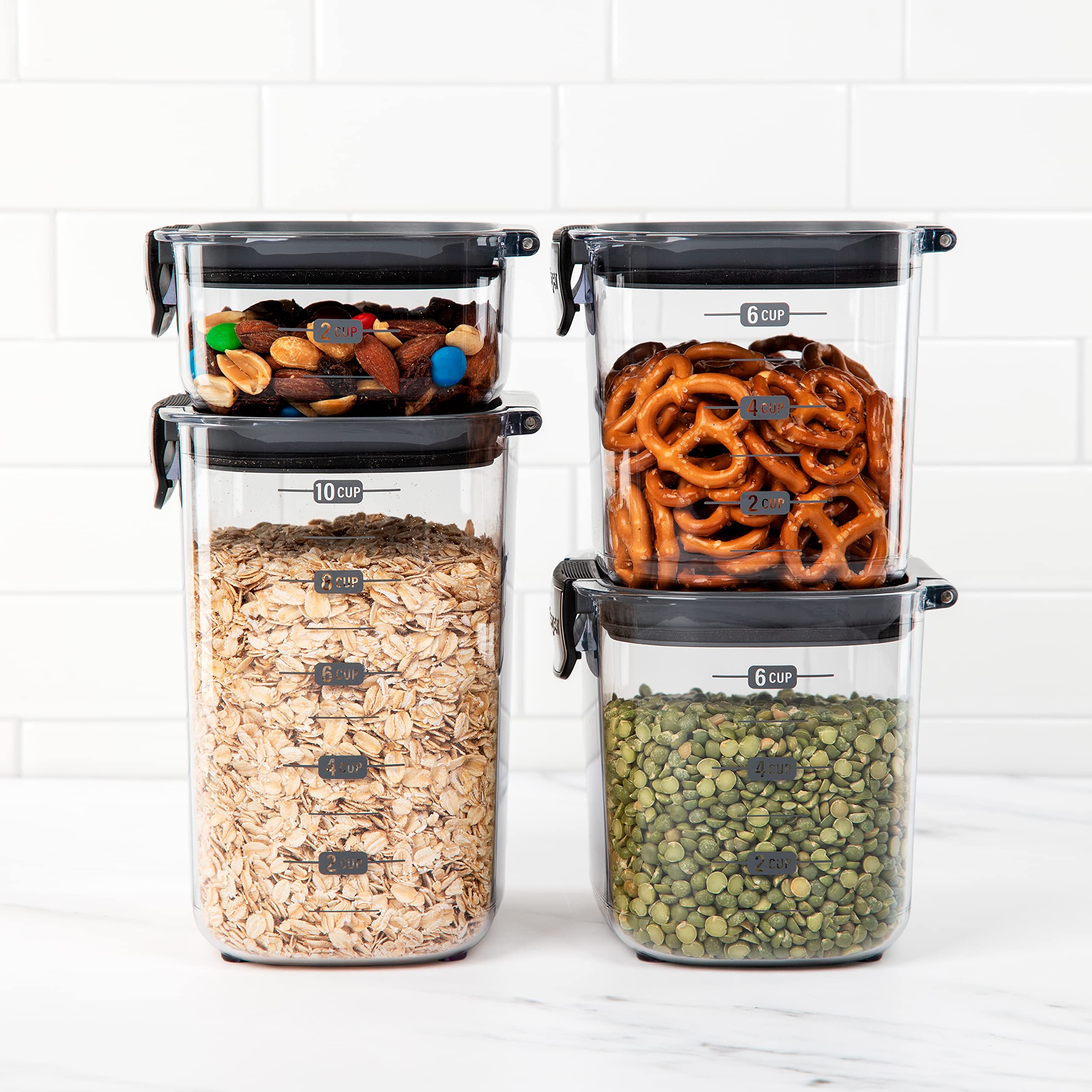 Progressive contenant utilisé en cuisine pour verser ingrédients facilement