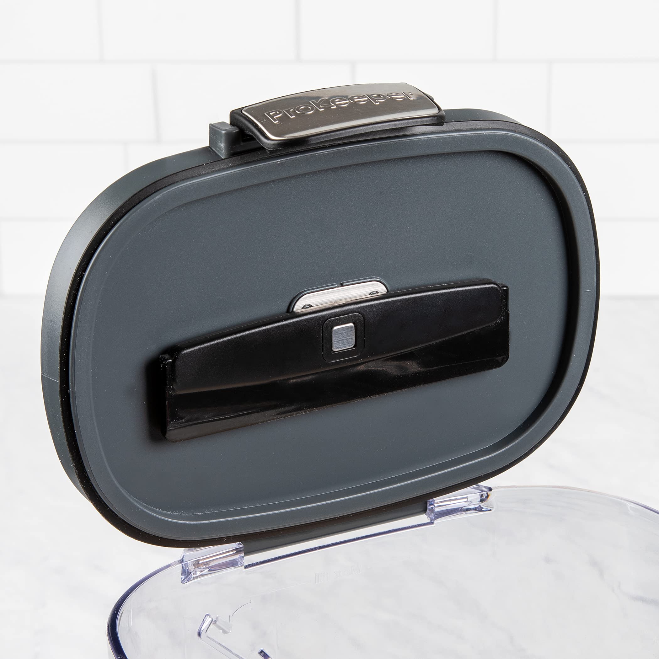 ProKeeper en usage versant farine proprement pour préparation de recettes rapides