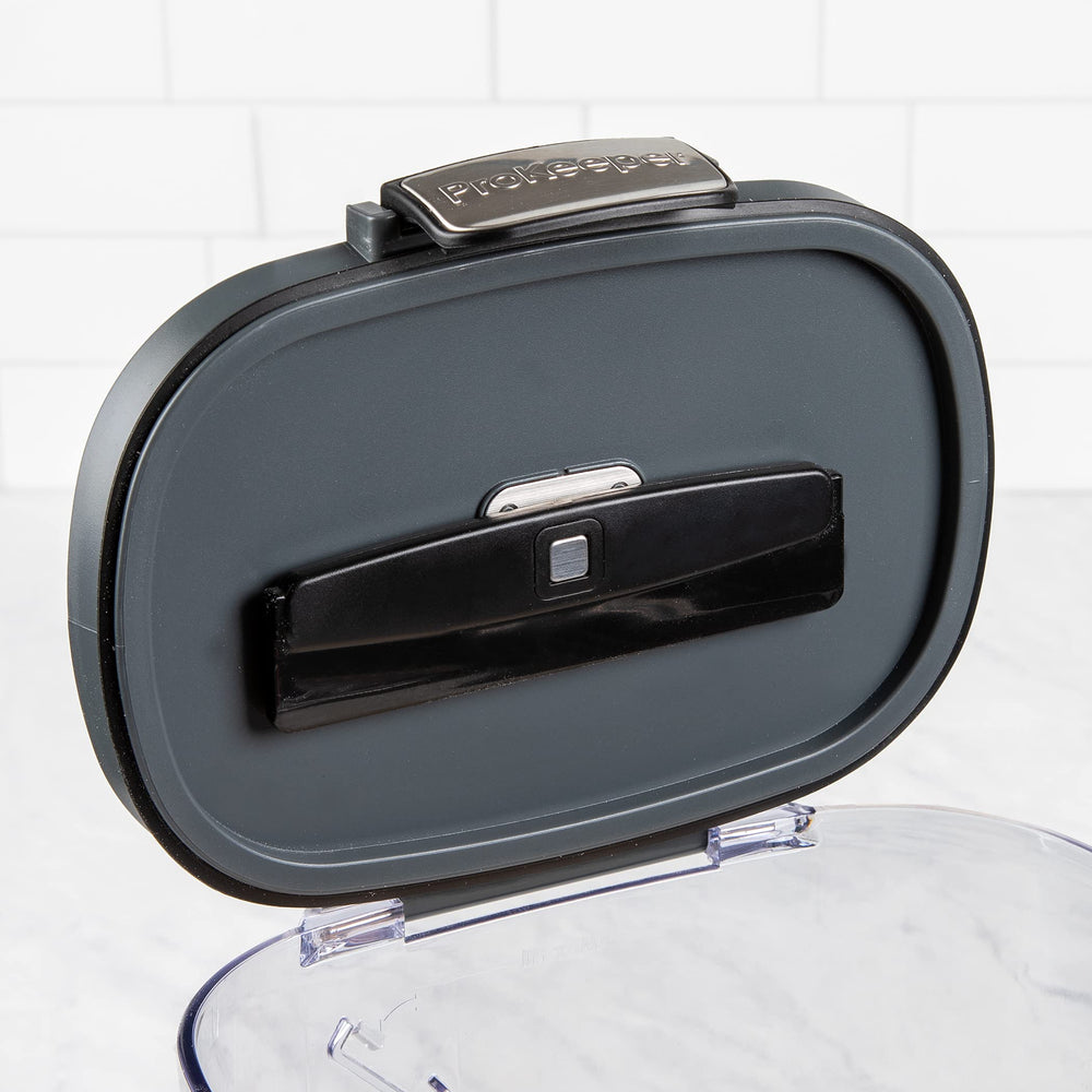 ProKeeper en usage versant farine proprement pour préparation de recettes rapides