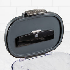 ProKeeper en usage versant farine proprement pour préparation de recettes rapides