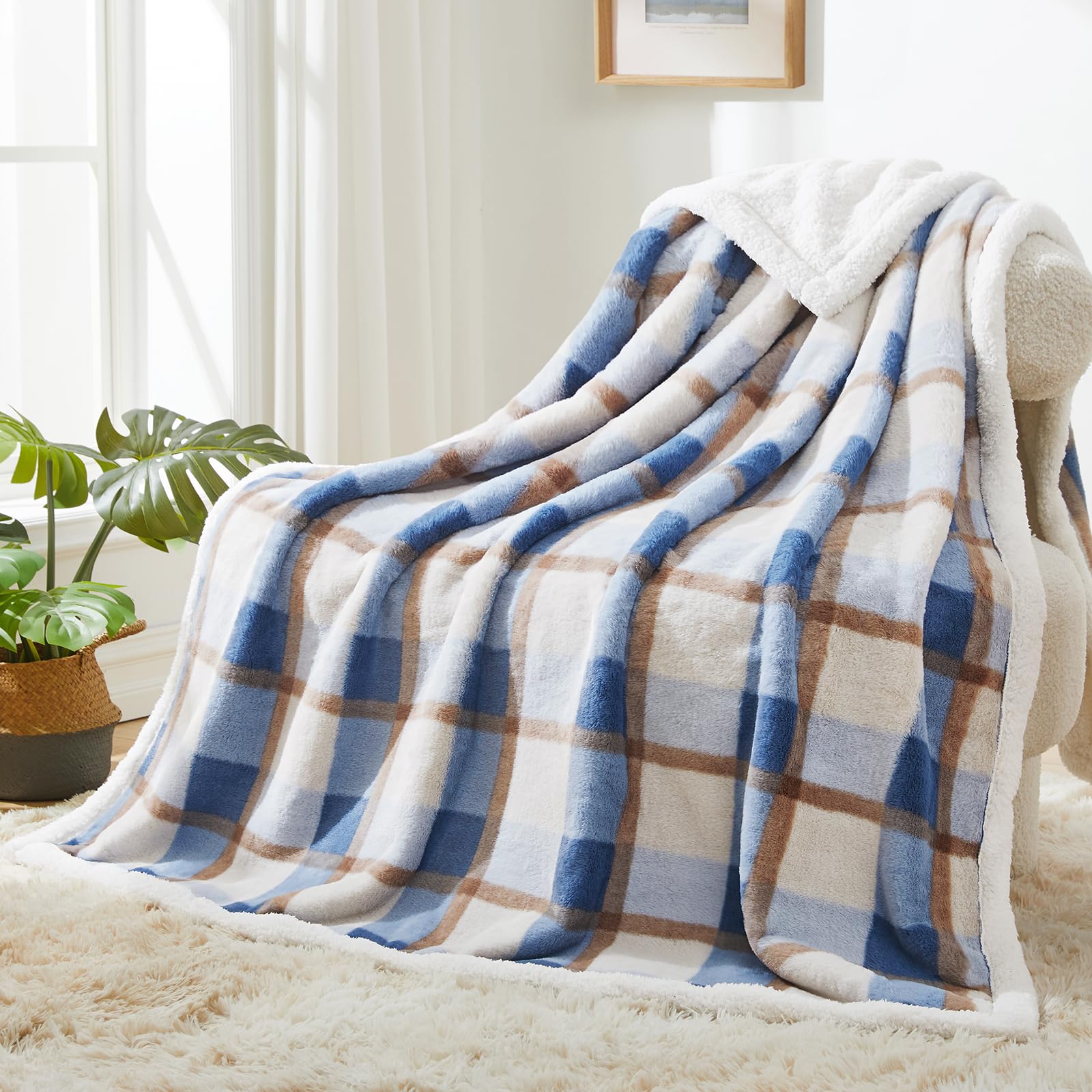 PU MEI plaid sur canapé avec coussins montrant ambiance élégante