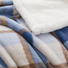 PU MEI plaid plié sur canapé montrant aspect décoratif pratique