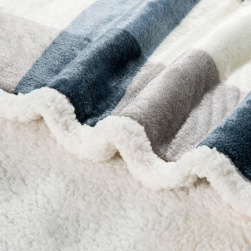 PU MEI sur canapé scène de salon apportant chaleur et style