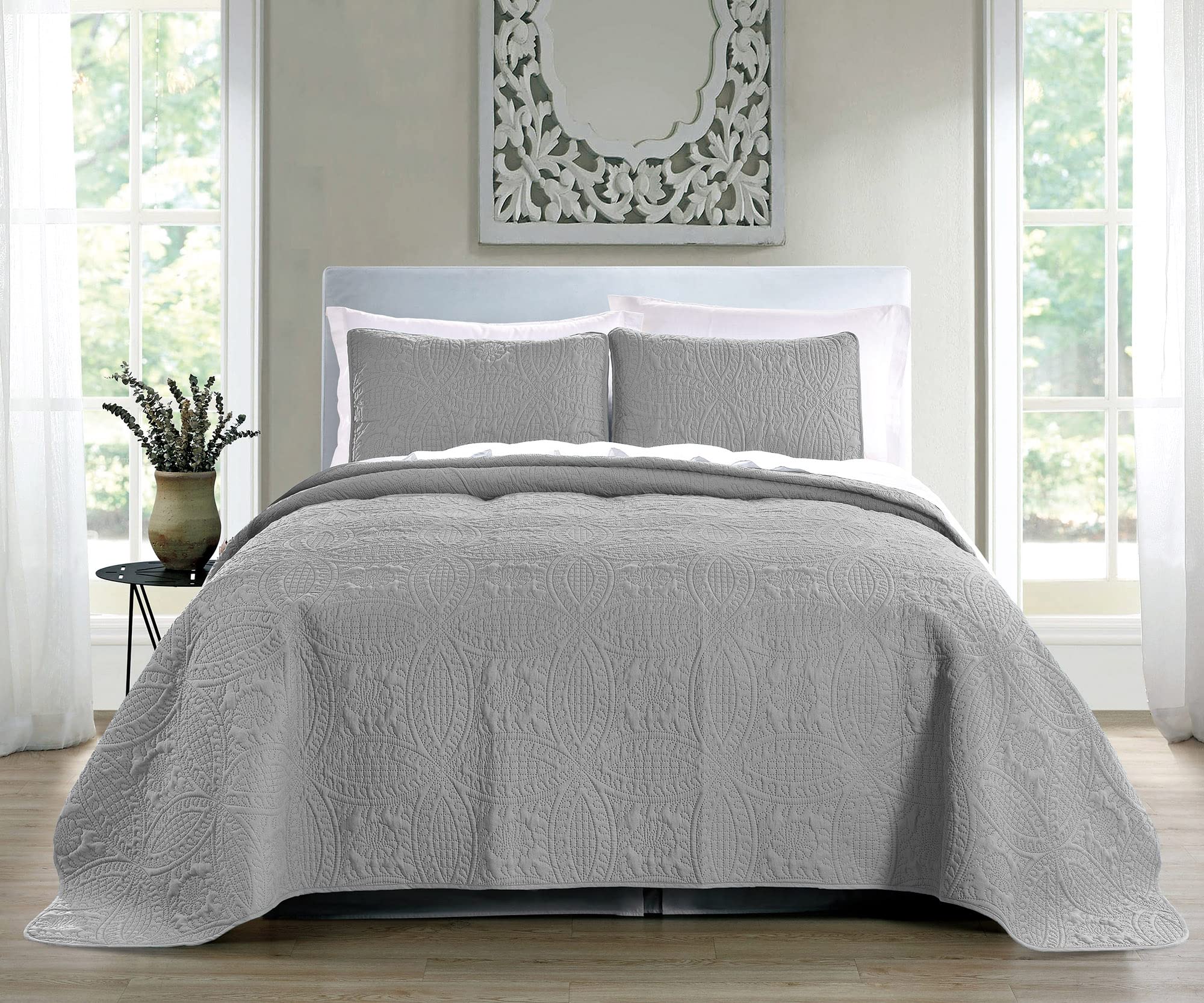 Pure Bedding gros plan du piquage géométrique apportant texture décorative