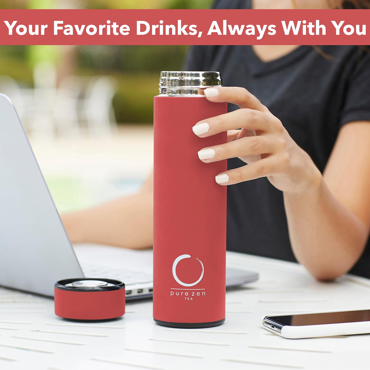 Pure Zen Tea à côté d'une main pour comparaison de taille et capacité 15 oz