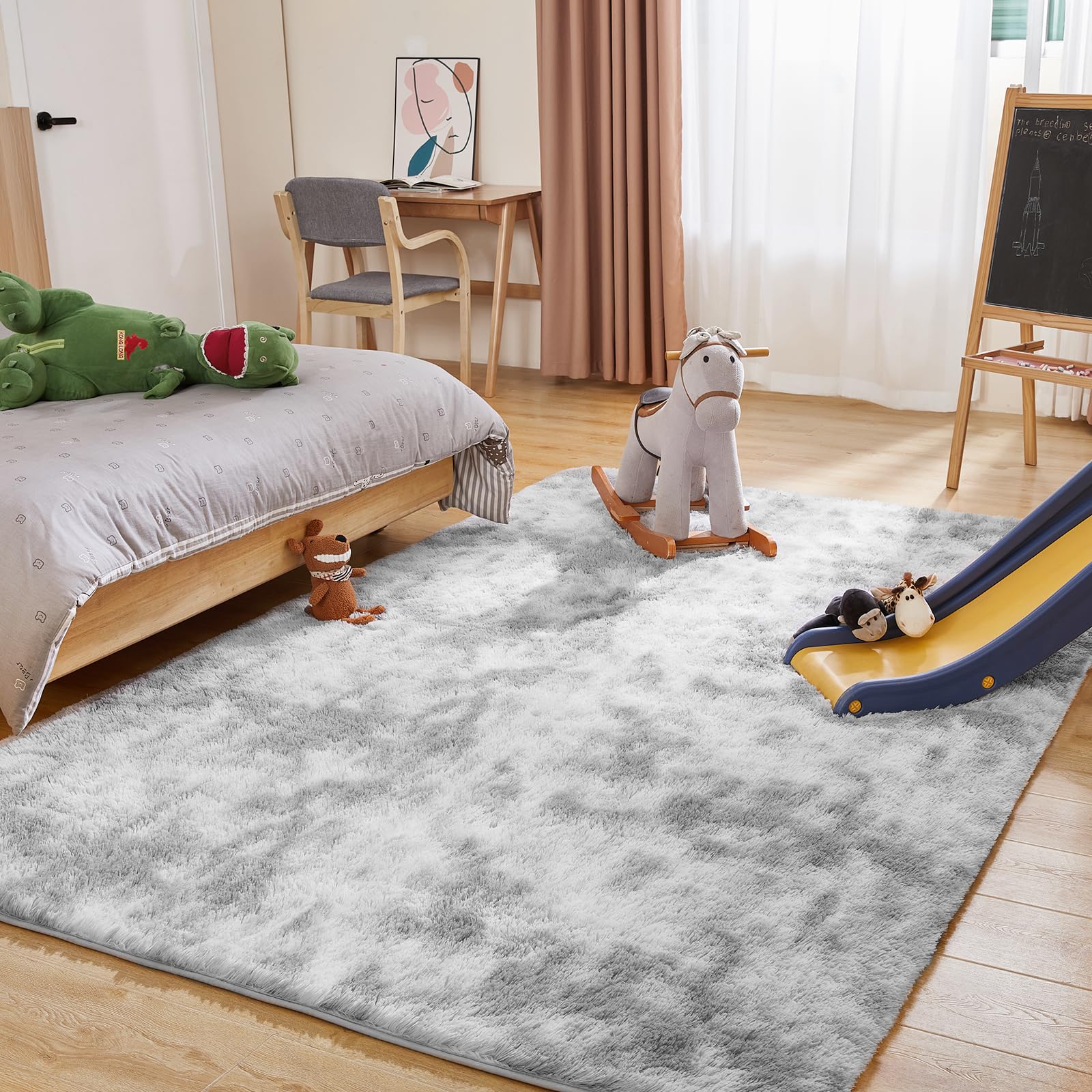 Enfant jouant sur tapis Puremy illustrant sécurité et douceur adaptée