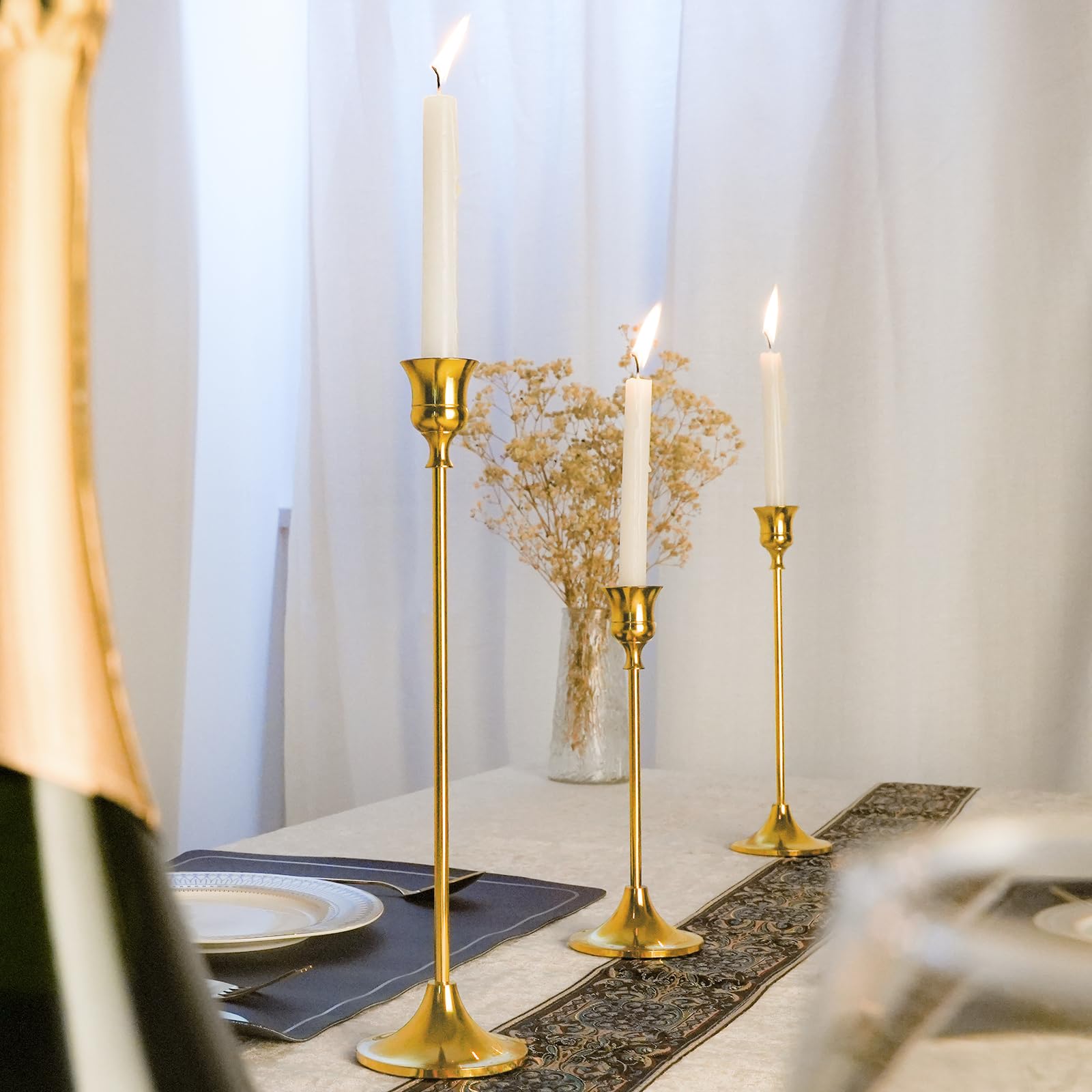 Pusenlan bougie allumée sur porte-bougie doré, produit lueur romantique