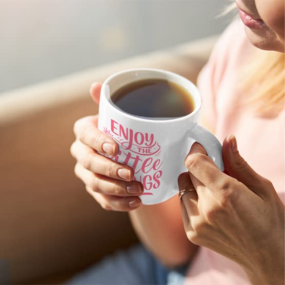 PYD Life mug personnalisé posé sur plan de travail, exemple cadeau fini
