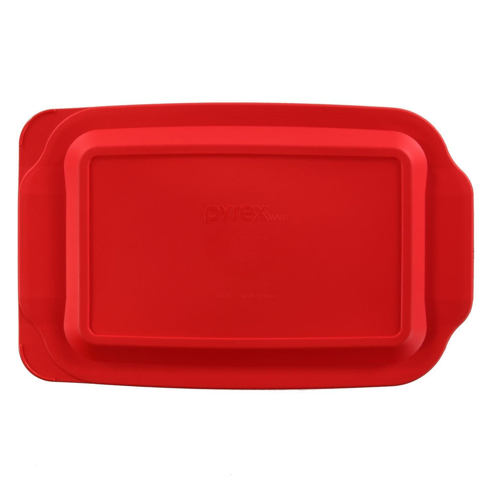 Plat Pyrex 233 avec couvercle 233‑PC rouge en usage pour transporter aliments