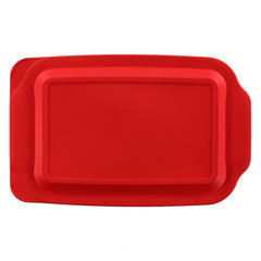Plat Pyrex 233 avec couvercle 233‑PC rouge en usage pour transporter aliments