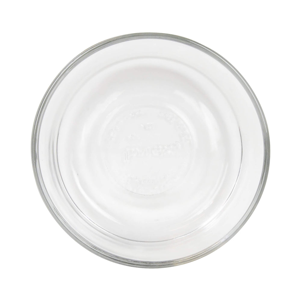 Pyrex bol 7200 tenu à la main pour montrer capacité 2 tasses et échelle