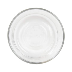 Pyrex bol 7200 tenu à la main pour montrer capacité 2 tasses et échelle