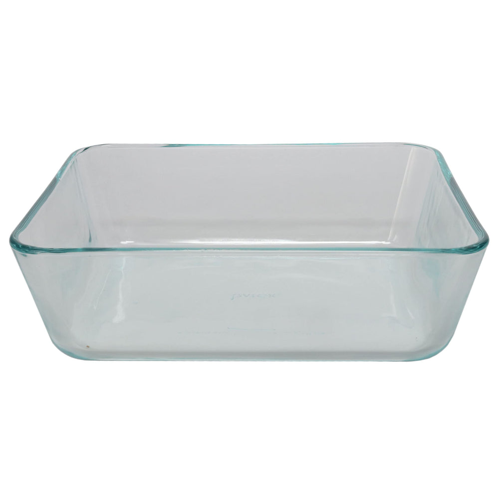 Comparaison de taille Pyrex 7212 avec main pour évaluer capacité et rangement facile
