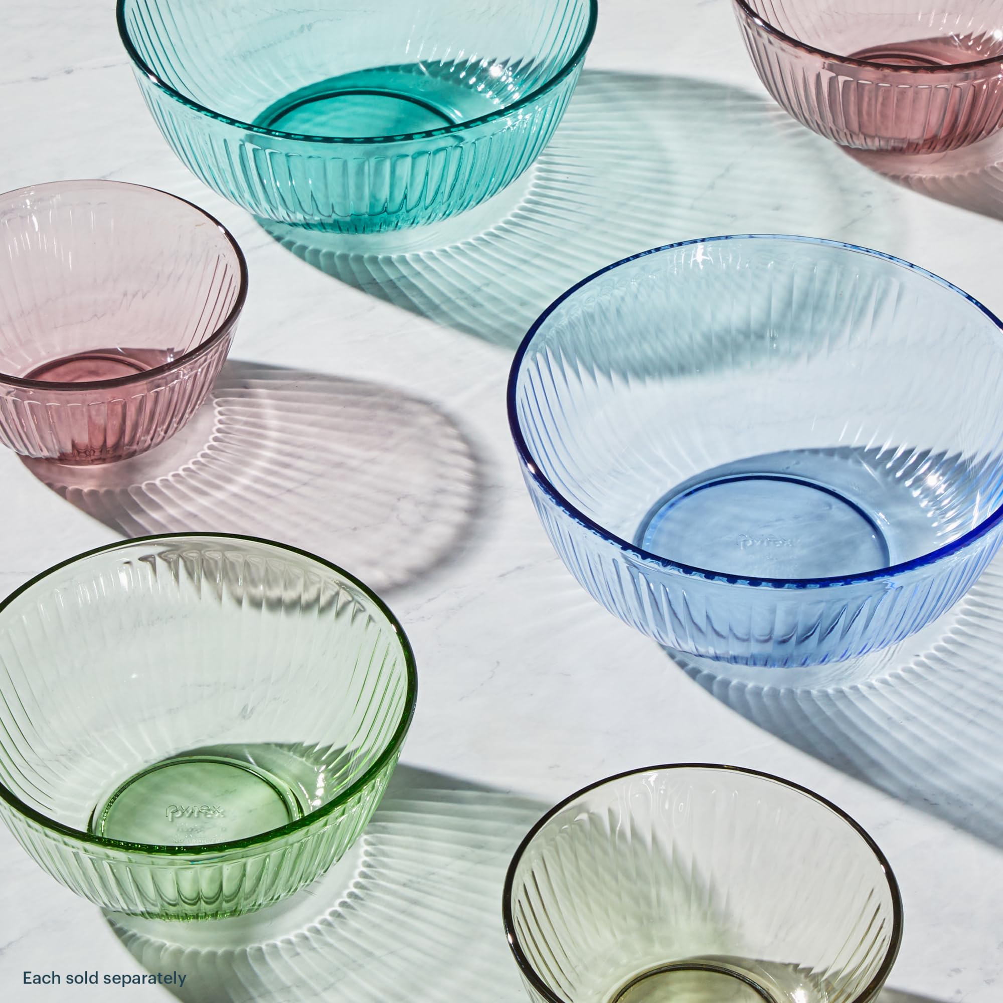 Pyrex posé sur une table dressée, service élégant et coloré