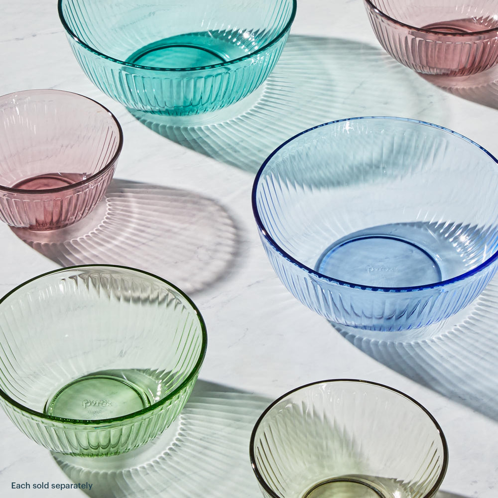 Pyrex posé sur une table dressée, service élégant et coloré