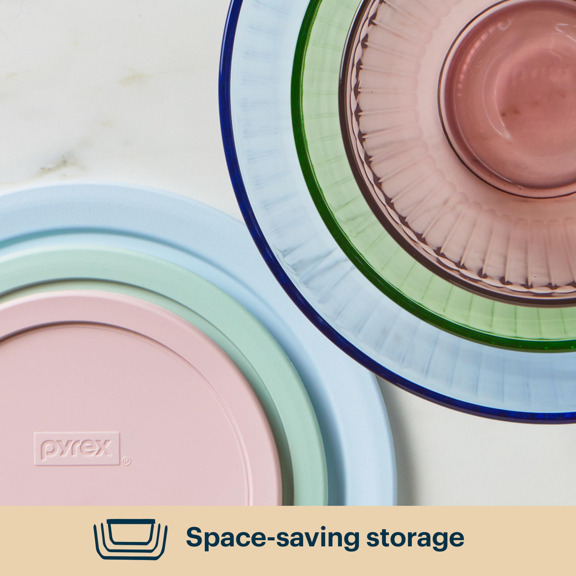 Pyrex en cours d’utilisation pour mélanger une salade, préparation simplifiée