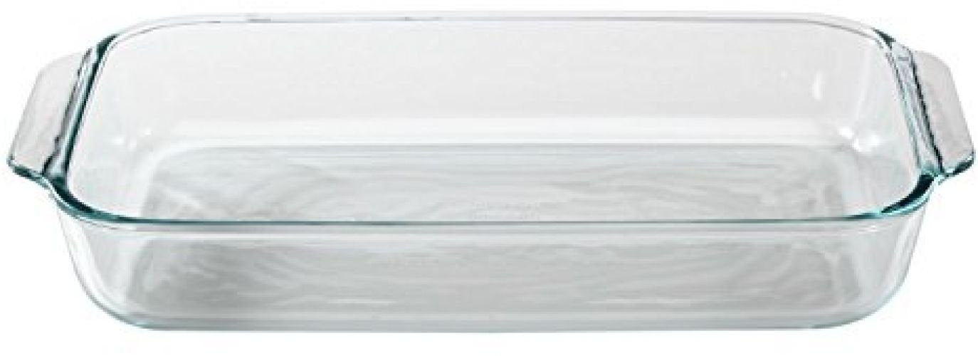Pyrex plat oblong en usage dans un four avec gratin, illustrant cuisson uniforme