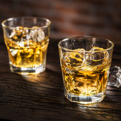 QAPPDA verre rempli de whisky en usage montrant versage précis