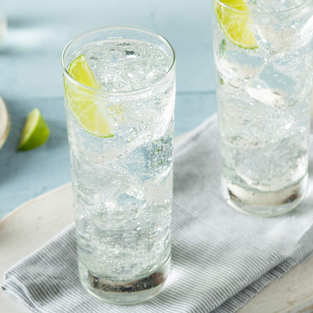 QAPPDA douze verres disposés sur table soulignant service complet