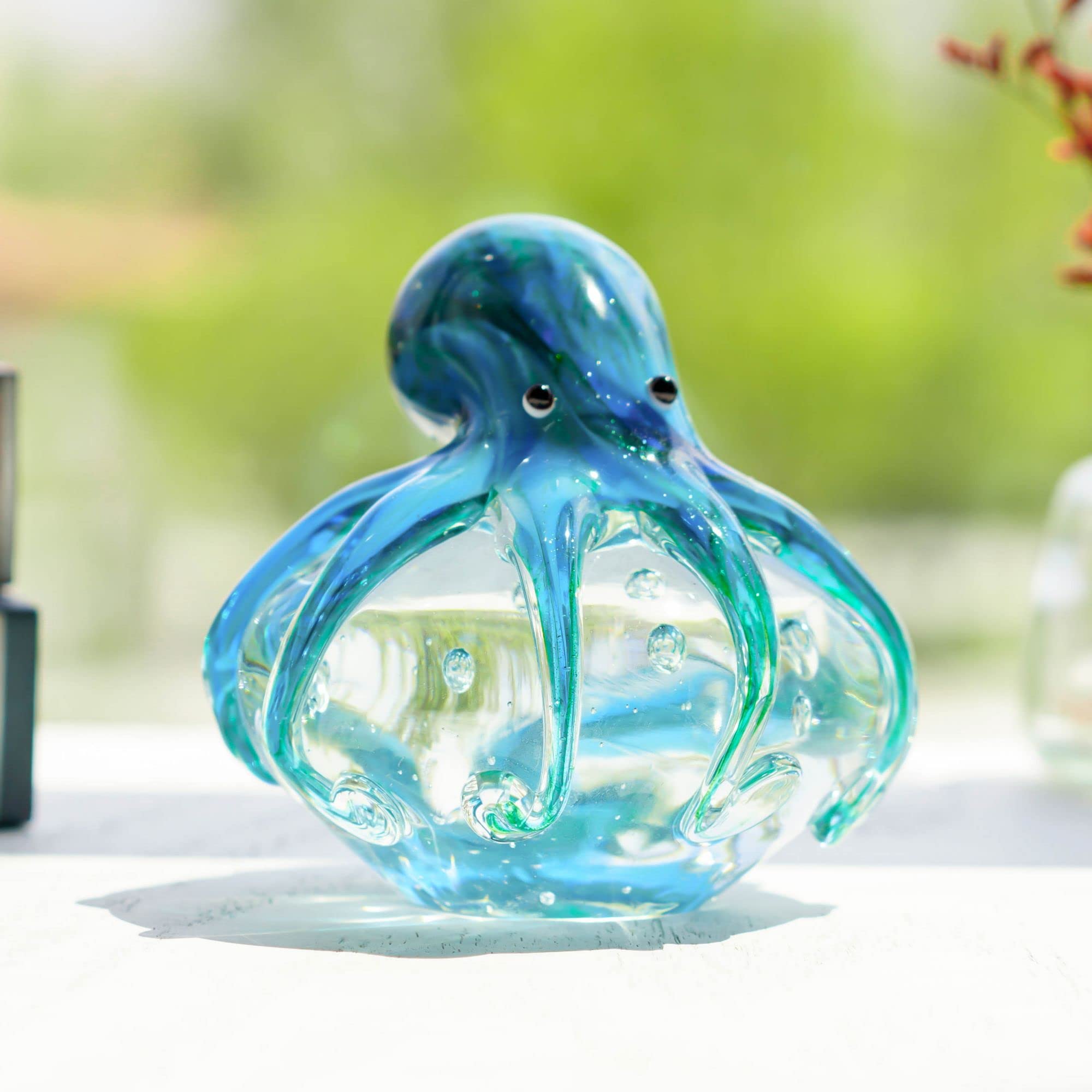 QFkris figurine à l'échelle près d'un carnet, taille compacte pratique