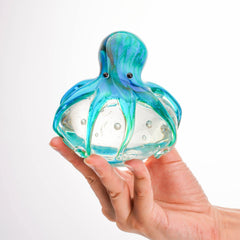 QFkris gros plan sur bulles de verre, authenticité artisanale visible