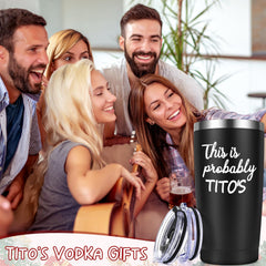 Qtencas gros plan de l'impression « This Is Probably Titos » montrant durabilité et style