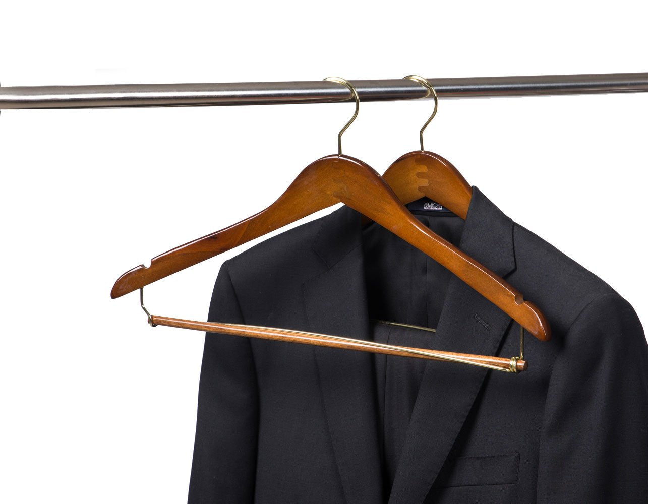 Quality Hangers gros plan sur le grain de bois noyer, finition durable