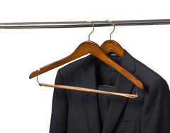Quality Hangers gros plan sur le grain de bois noyer, finition durable
