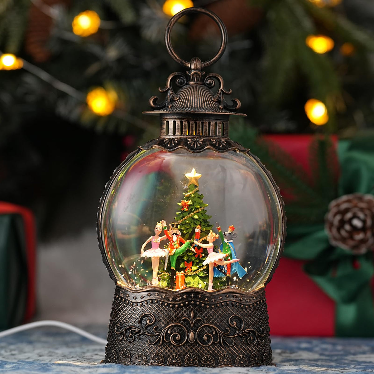Qukulov globe de neige en avant du packaging, met en valeur décor festif